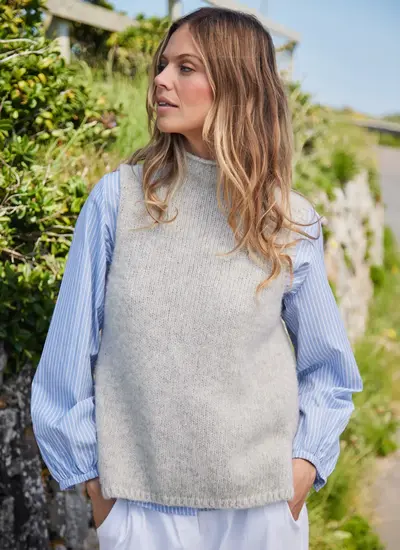 Fisherman Alpaca Roll Neck Vest in Cloud